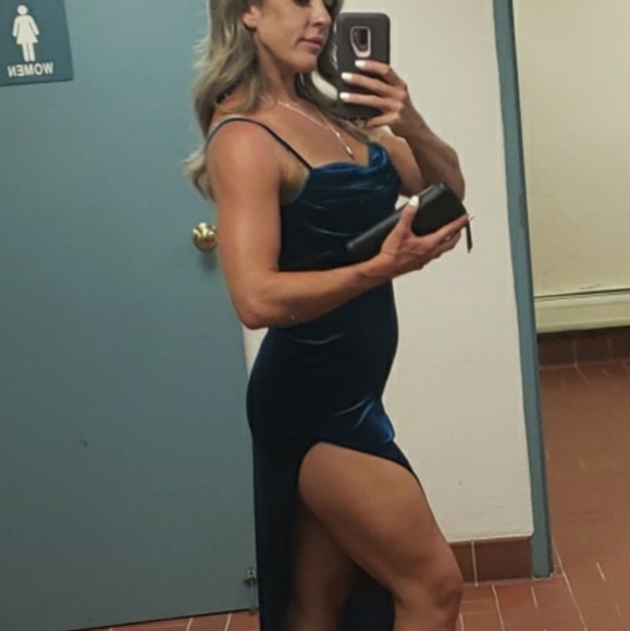 Beautiful dresa - Picture 2 of 3